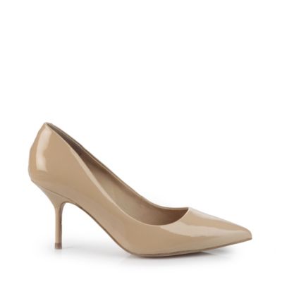 Buffalo Pumps aus beige-farbenem Lackleder