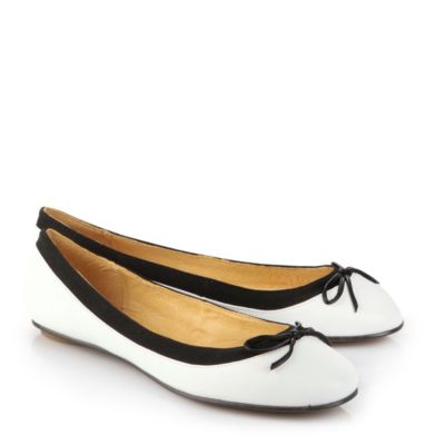 Buffalo Ballerina aus wei&szlig;em Leder