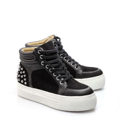 Buffalo Sneaker mit Kegelnieten