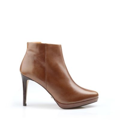 Buffalo Stiefelette aus cognac-farbenem Leder